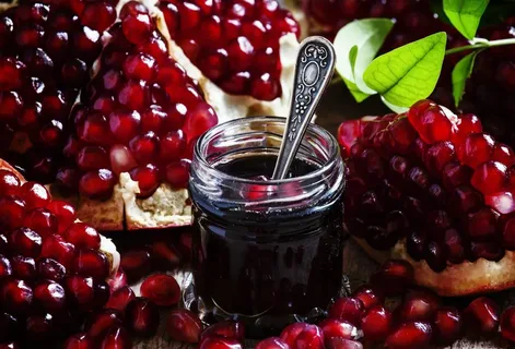 تصویر 4 از رب انار طبیعی با رنگ تیره و عطر عالی